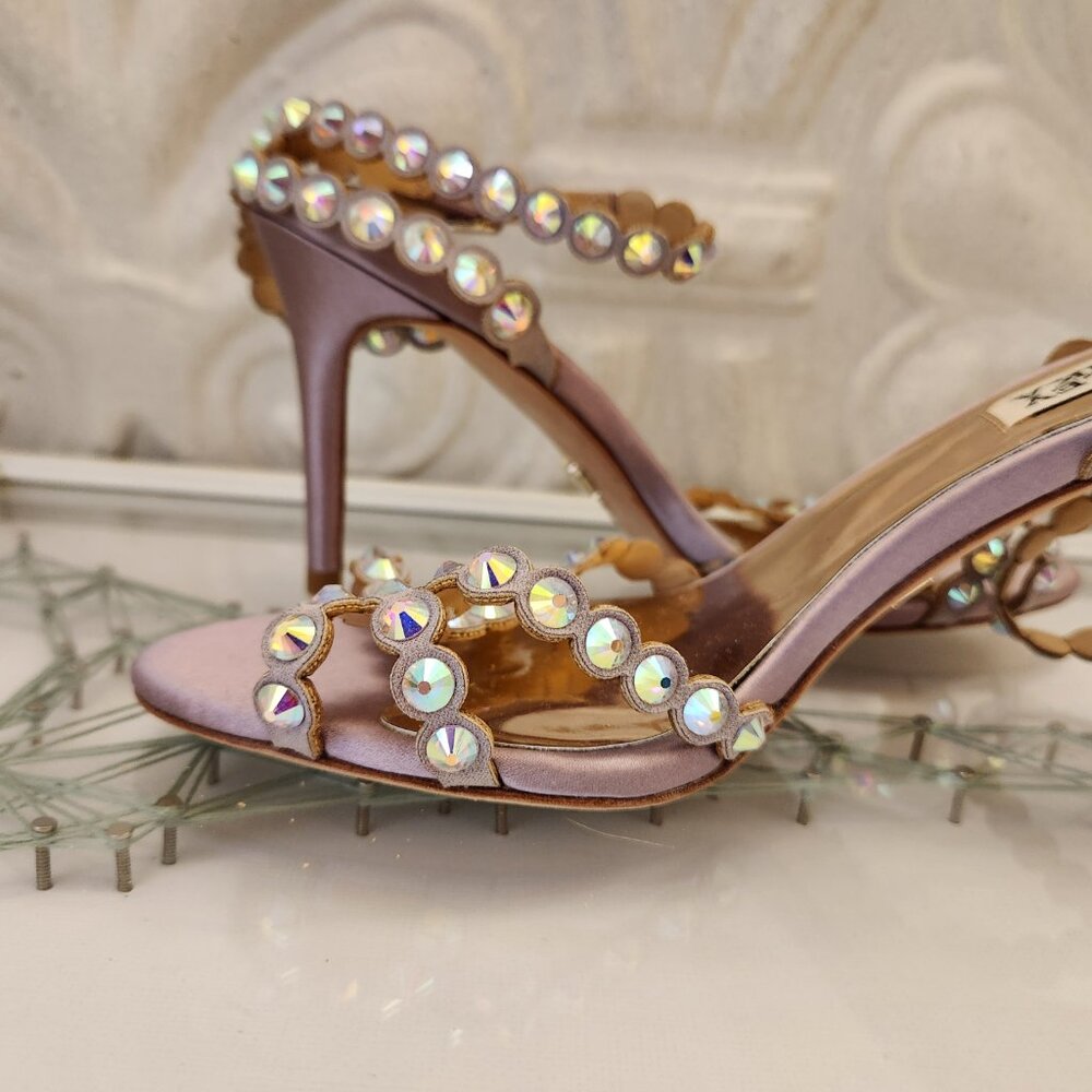 Badgley Mischka Silk soft lilac jeweled sandals. Sample. Like new. Size 6 - Picture 5 of 7